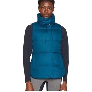 Athleta Downtown Puffer Vest Down in Dark Sardina Blue / Teal Small Semi Fitted